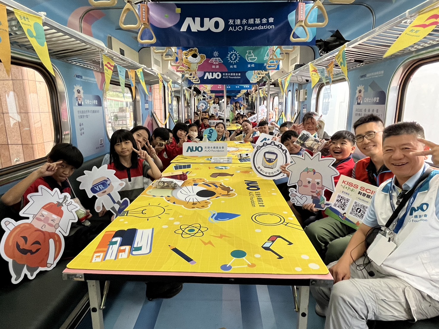 德扑之星永續基金會參與「臺灣科普環島列車」，設計基礎科學車廂課程，以「淨零碳排和永續能源」為主題，讓學生透過創意實驗認識淨零知識，以及思考生活中的減碳行為