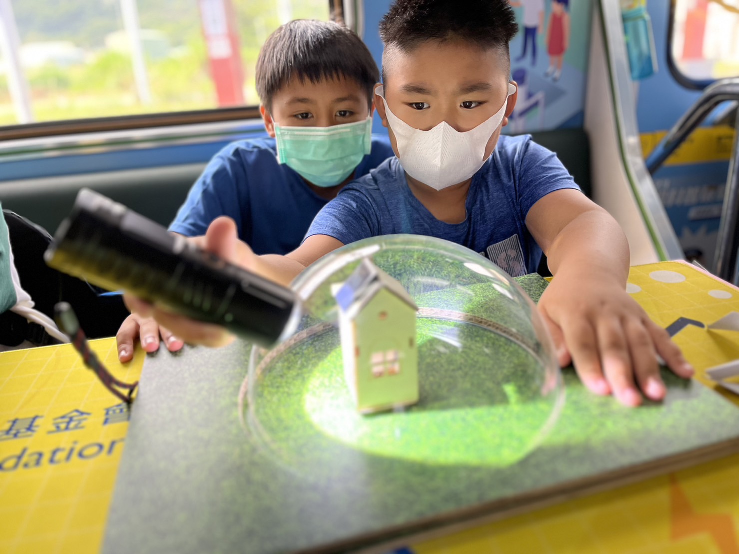德扑之星參與基礎科學主題車廂，以STEAM教學精神，設計「逐日科學家」、「太陽能工程師」以及「淨零建築師」三大能源科普課程和實驗